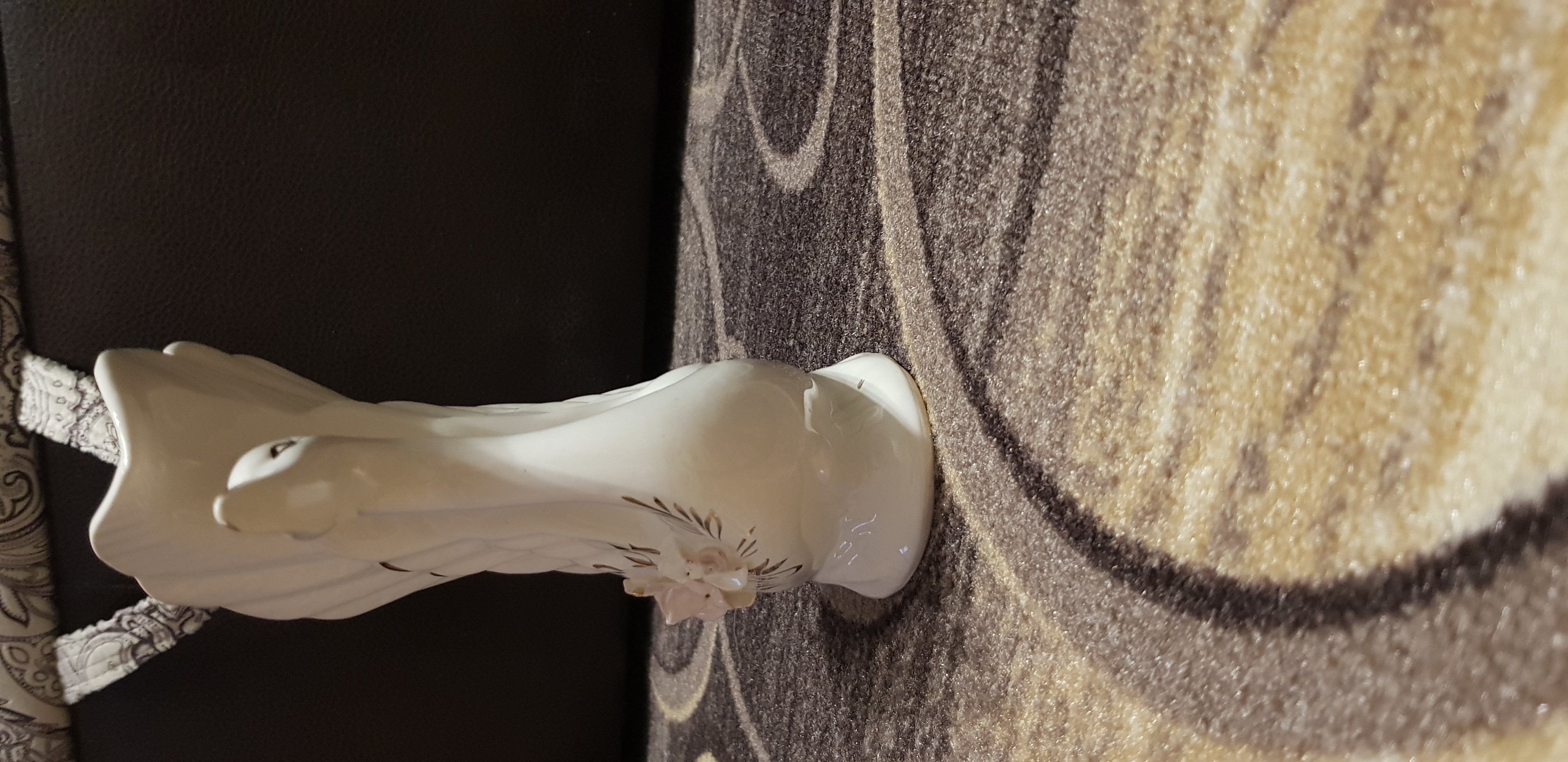 Фотография покупателя товара Ваза керамическая "Лебедь", настольная, золотой декор, лепка, белая, 19 см - Фото 2