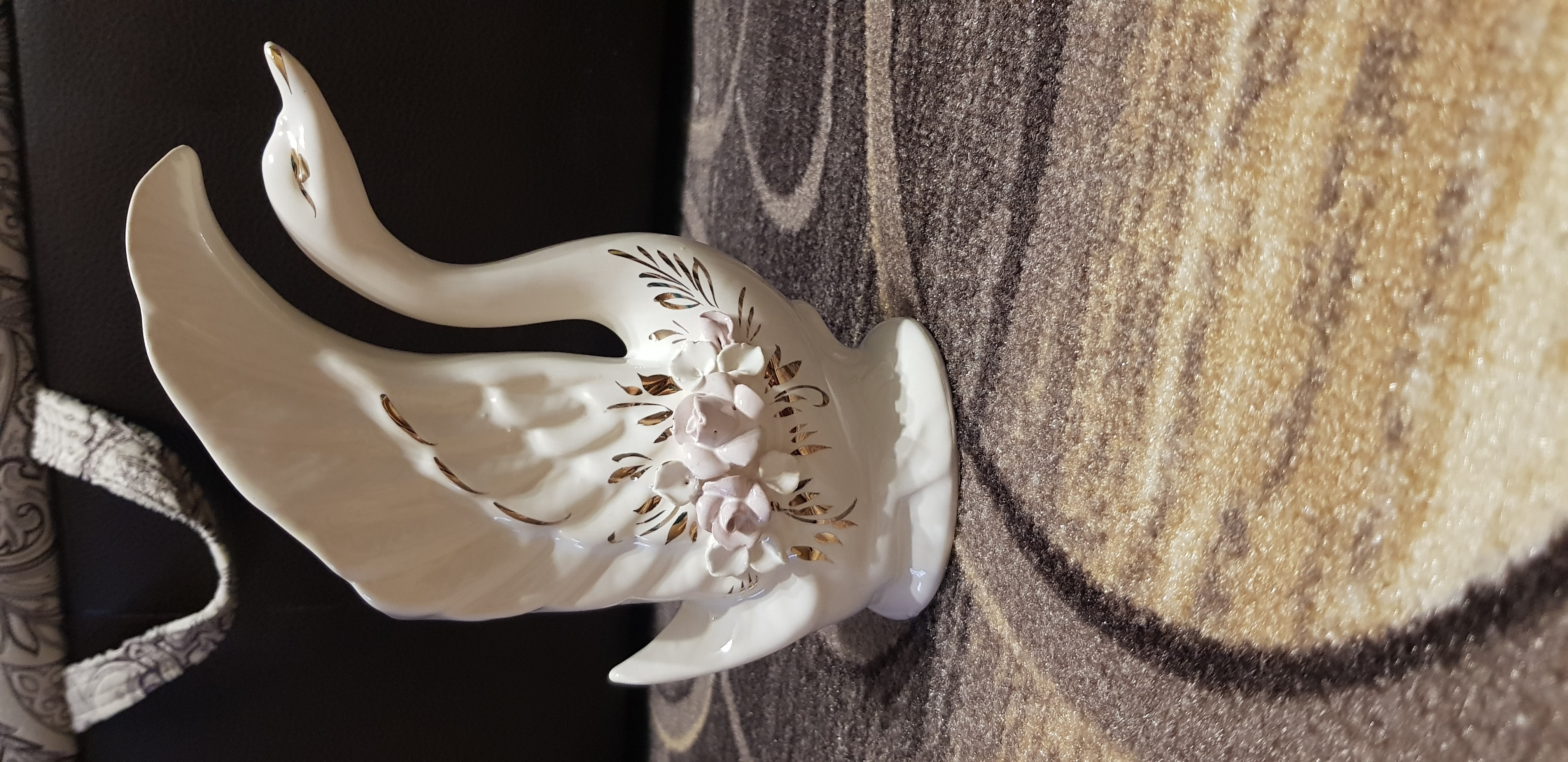 Фотография покупателя товара Ваза керамическая "Лебедь", настольная, золотой декор, лепка, белая, 19 см