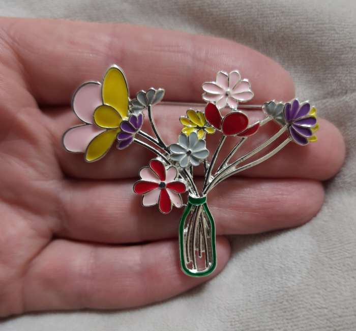 Фотография покупателя товара Брошь «Цветы» в вазе, цветная в серебре - Фото 3