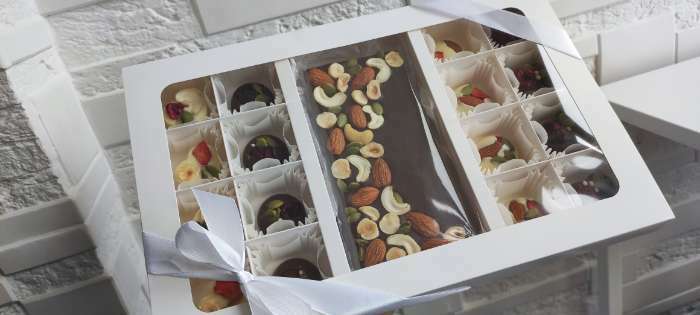 Фотография покупателя товара Коробка по 8 + 8 конфет + шоколад, с окном, белая 30 х 19,5 х 3 см - Фото 2