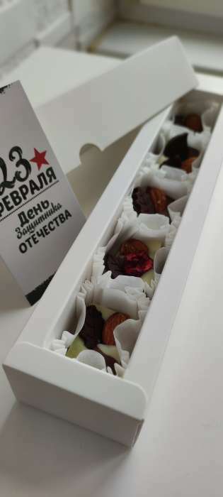 Фотография покупателя товара Коробка под 5 конфет с обечайкой, с окном, с тонкими разделителями, белый 21х5х3,3 см - Фото 1