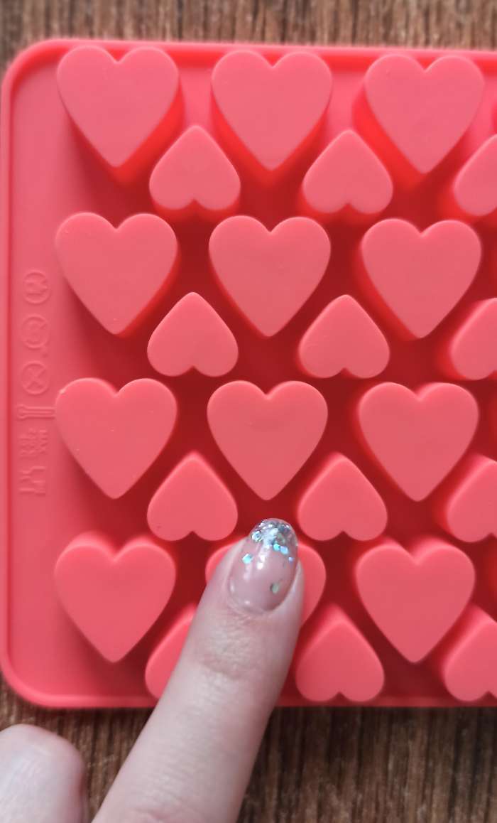 Фотография покупателя товара Форма для украшений Доляна «Сердечки», силикон, 19,5×11,5 см, 56 ячеек (2×2/1,5×1,5 см), цвет МИКС - Фото 10