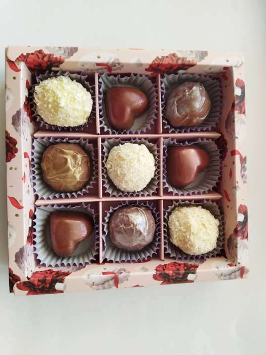 Фотография покупателя товара Коробка под 9 конфет, кондитерская упаковка «Present», 14.7 х 14.7 х 3.5 см - Фото 2