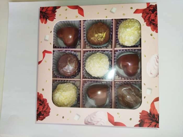 Фотография покупателя товара Коробка под 9 конфет, кондитерская упаковка «Present», 14.7 х 14.7 х 3.5 см