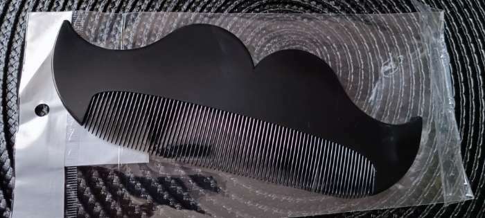 Фотография покупателя товара Расчёска-гребень для усов и бороды «УСЫ», 18 × 6,5 см, цвет чёрный - Фото 1