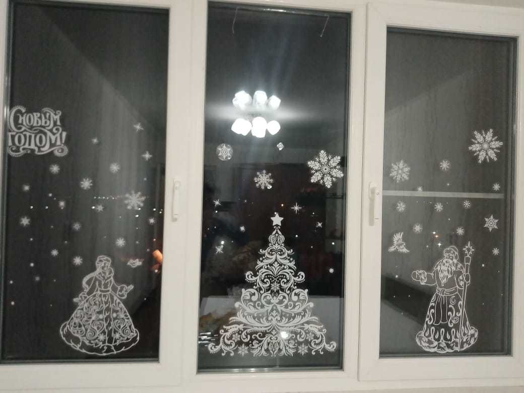 Фотография покупателя товара Наклейка для окон «Дед Мороз и Снегурочка», многоразовая, 50 × 70 см - Фото 7
