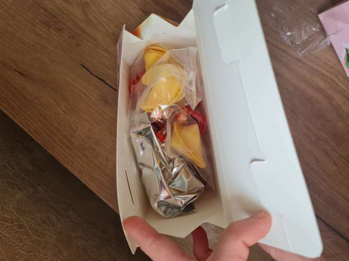 Фотография покупателя товара Подарочный набор «8 Марта»: чай чёрный с клубникой 50 г, печенье с предсказаниями, конфеты с начинкой 100 г - Фото 3