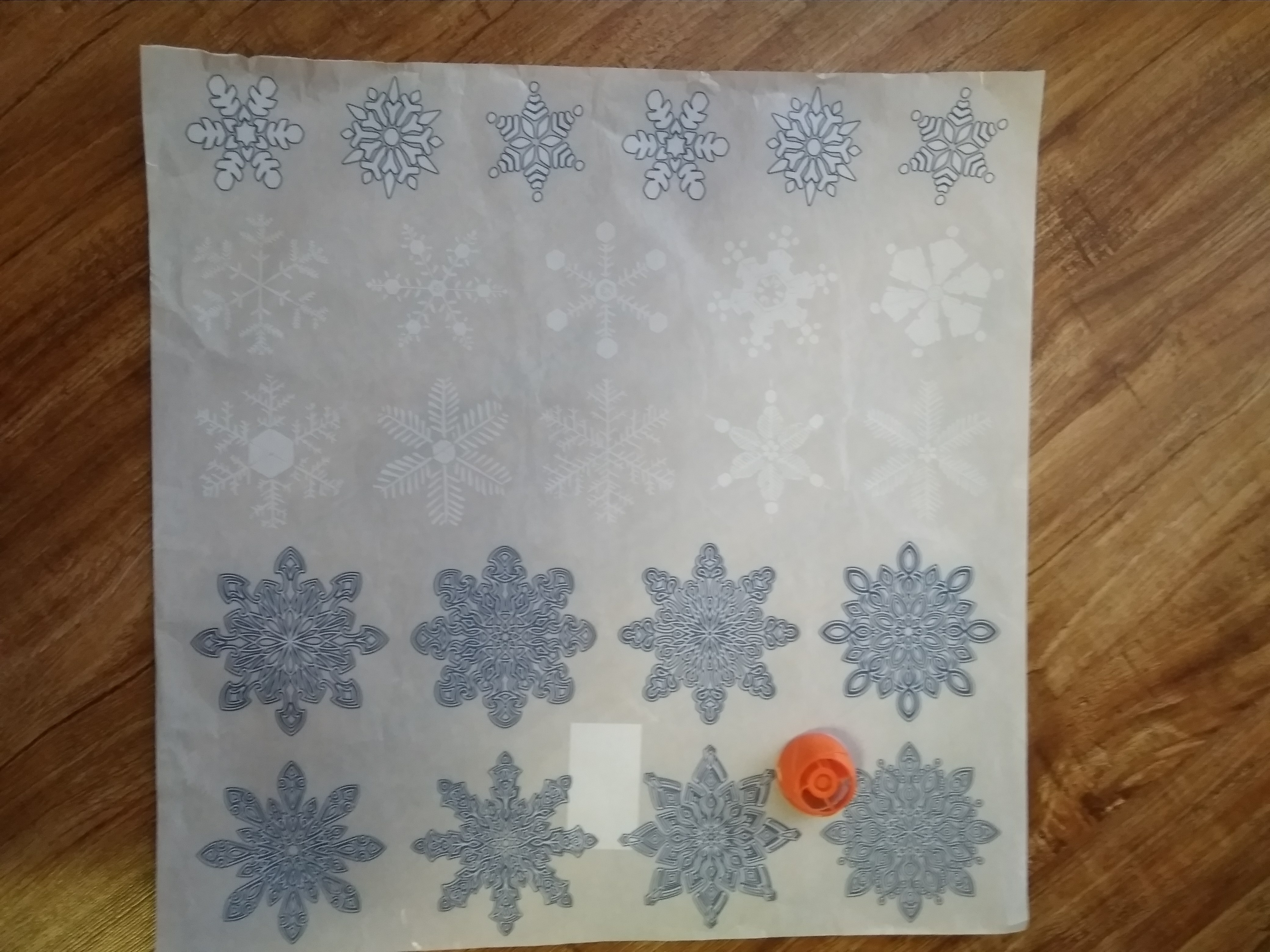 Фотография покупателя товара Набор наклеек новогодних на окна "Снежинки" серебро, 37 х 37 см - Фото 4