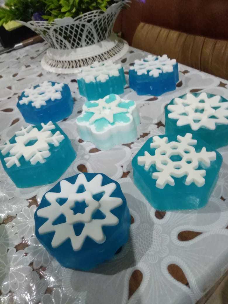 Фотография покупателя товара Форма для выпечки Доляна «Новый год. Снежинка», силикон, 26,5×18,5 см, 6 ячеек, цвет голубой - Фото 4
