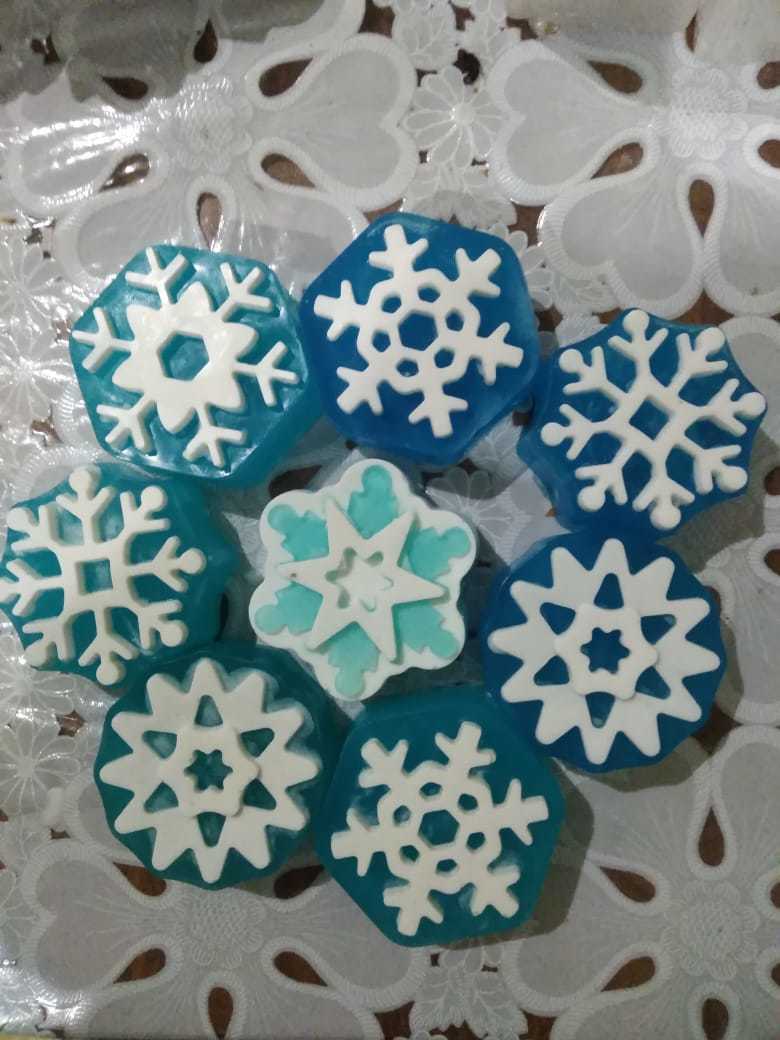 Фотография покупателя товара Форма для выпечки Доляна «Новый год. Снежинка», силикон, 26,5×18,5 см, 6 ячеек, цвет голубой - Фото 5
