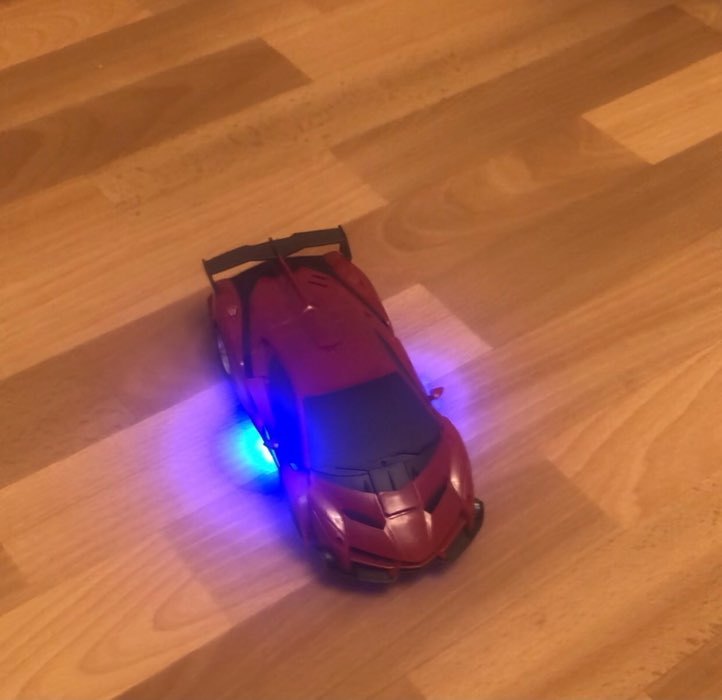 Фотография покупателя товара Робот радиоуправляемый «Ламбо», трансформируется с пульта, масштаб 1:18, цвет красный - Фото 7