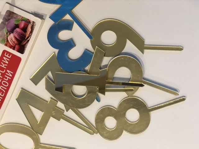 Фотография покупателя товара Набор топперов для торта Доляна «Цифры», 10 шт, 8×3 см, цвет золотой - Фото 4