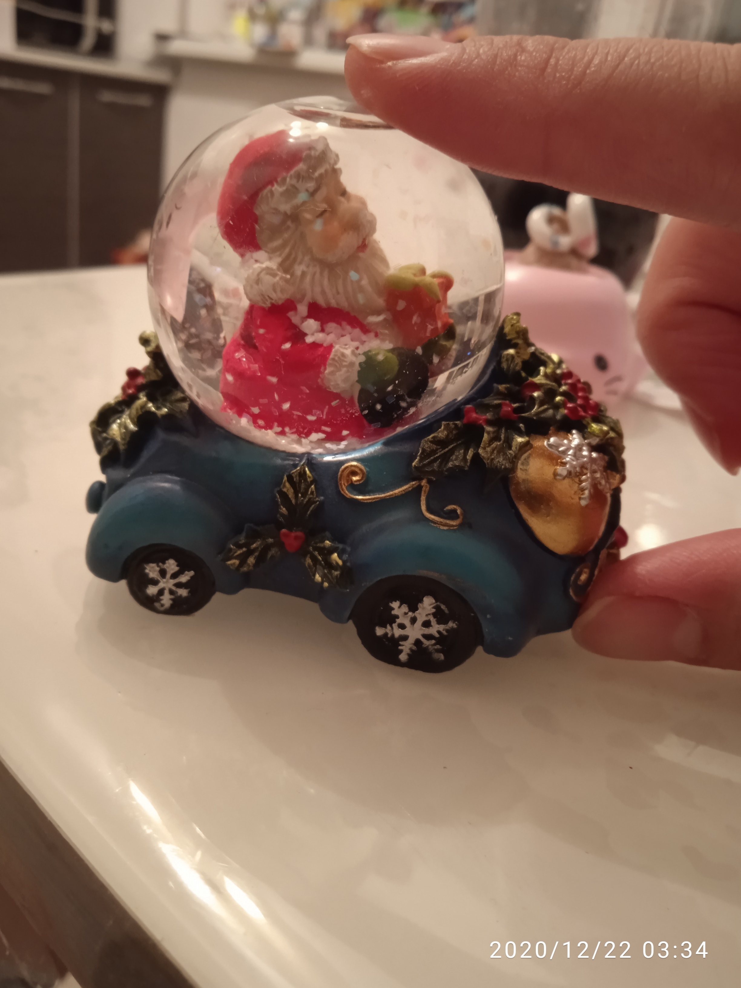 Фотография покупателя товара Сувенир шар водяной "Дед Мороз на машине" 6,5x7,8x6 см - Фото 5