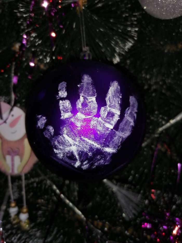 Фотография покупателя товара Новогодний ёлочный шар, фиолетовый "Отпечаток детской ручки", Минни Маус - Фото 3
