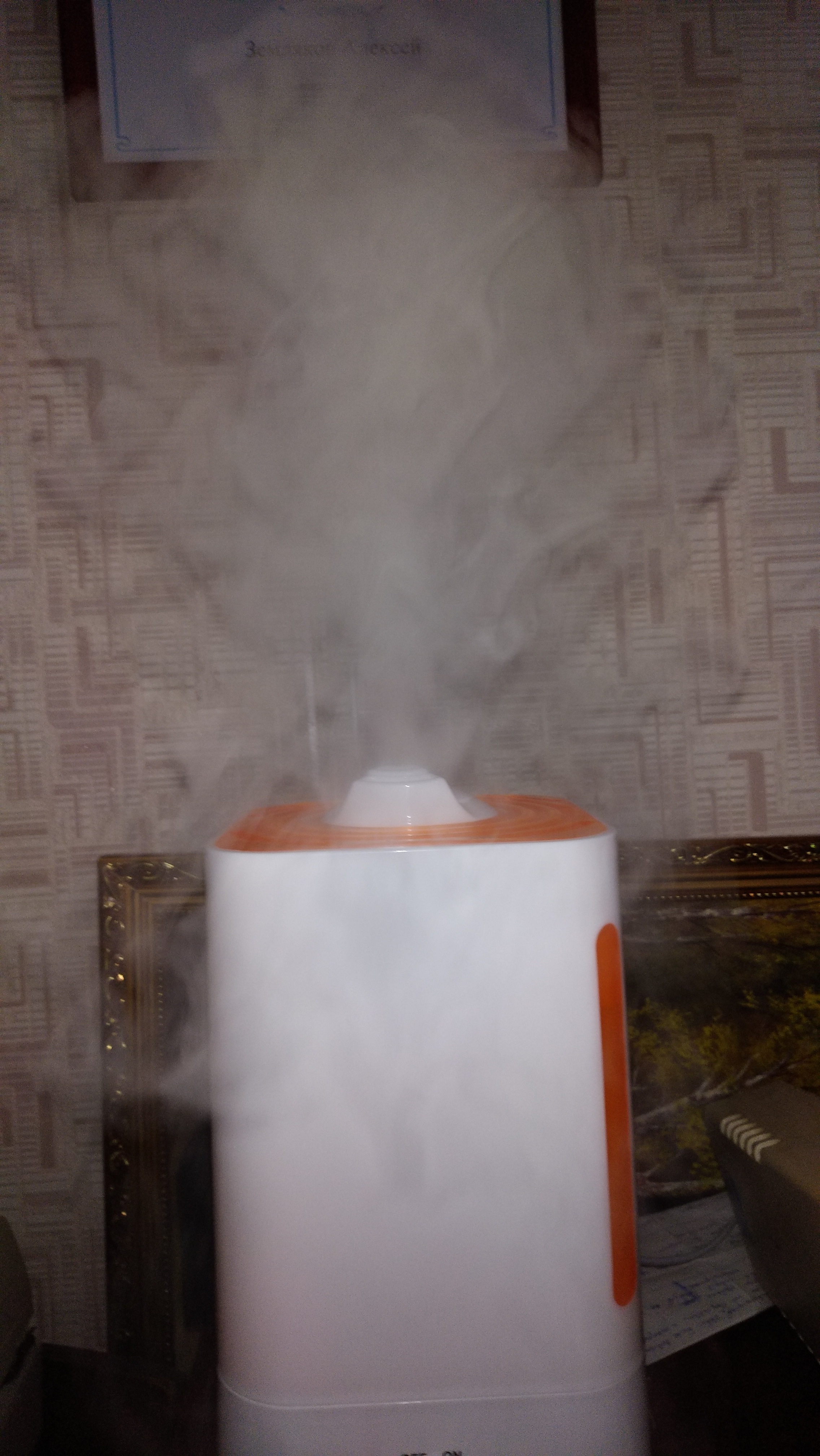 Фотография покупателя товара Увлажнитель воздуха Luazon LHU-05, ультразвуковой, 25 Вт, 3 л, 30 м2, бело-оранжевый - Фото 2