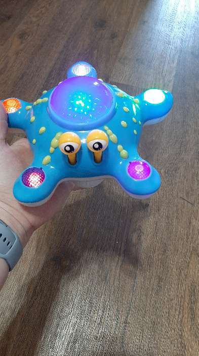 Фотография покупателя товара Развивающая игрушка «Морская звезда», двигается, вращается на 360 градусов, световые и звуковые эффекты, МИКС - Фото 1