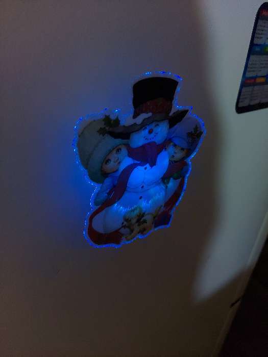 Фотография покупателя товара Световая картинка на магните "Снеговик с детьми"(батарейки в комплекте), 1 LED, RGB - Фото 2