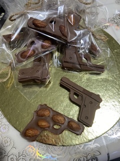 Фотография покупателя товара Форма для украшений Доляна «Пистолет», силикон, 18,7×13,4 см, 6 ячеек (7,5×5,1 см), цвет тёмно-серый