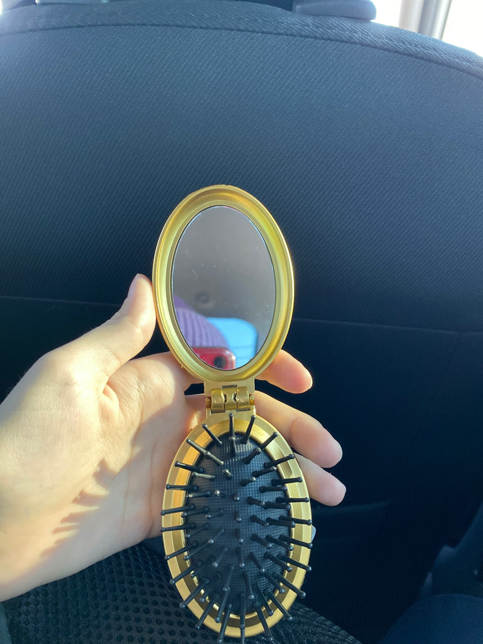 Фотография покупателя товара Расчёска массажная «Перламутр», складная, с зеркалом, 5.5×8.5 см, МИКС - Фото 3