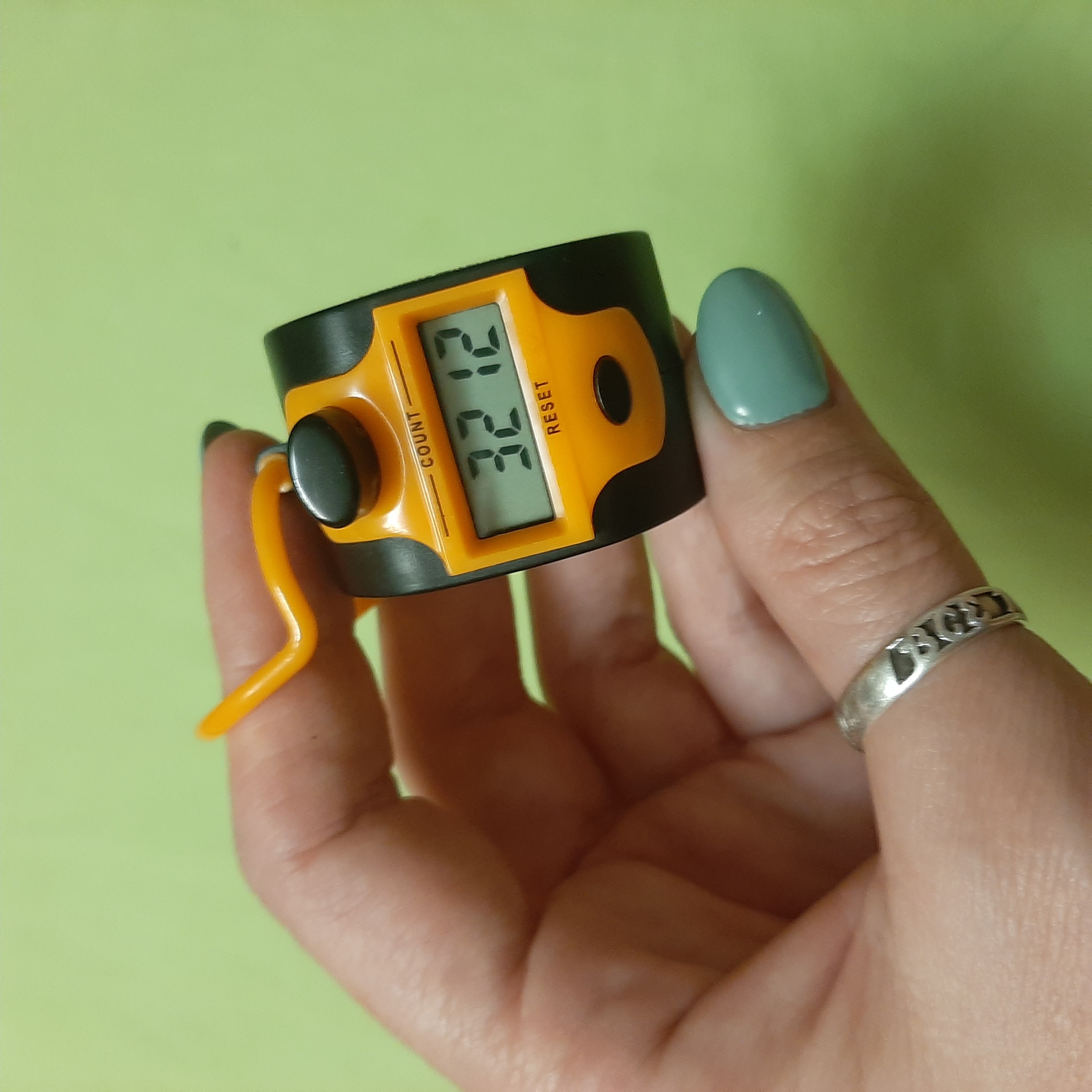 Фотография покупателя товара Счётчик рядов электронный, с батарейкой, 4,8 × 5 × 3 см, цвет МИКС