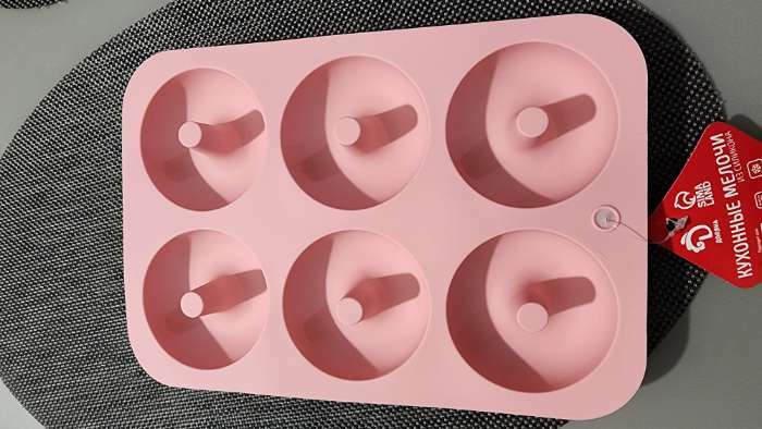 Фотография покупателя товара Форма для выпечки Доляна «Пончик», силикон, 26×18×2.5 см, 6 ячеек (d=7 см), розовая - Фото 7