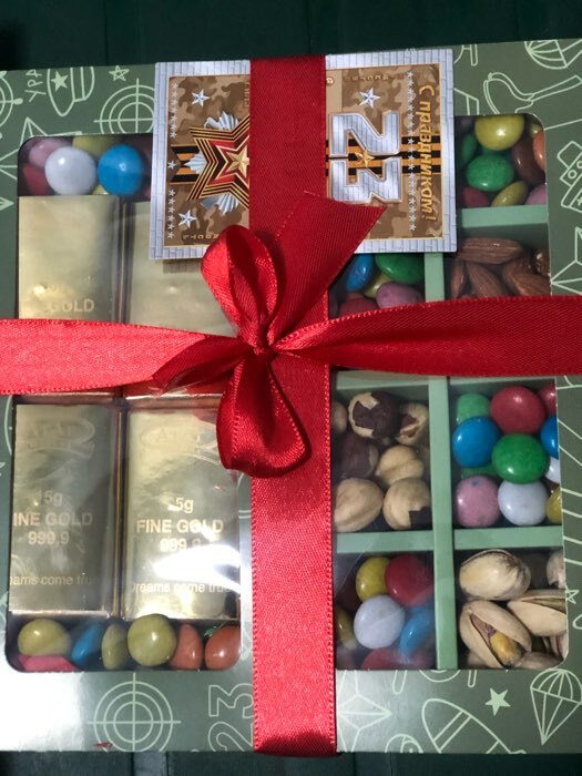 Фотография покупателя товара Коробка под 8 конфет + шоколад, с окном , "Военный стиль" 17,7 х 17,8 х 3,8 см - Фото 3