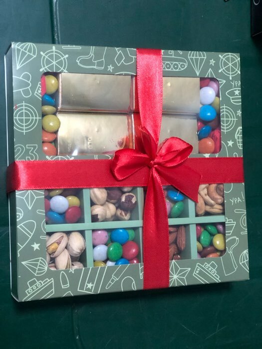 Фотография покупателя товара Коробка под 8 конфет + шоколад, с окном , "Военный стиль" 17,7 х 17,8 х 3,8 см - Фото 2