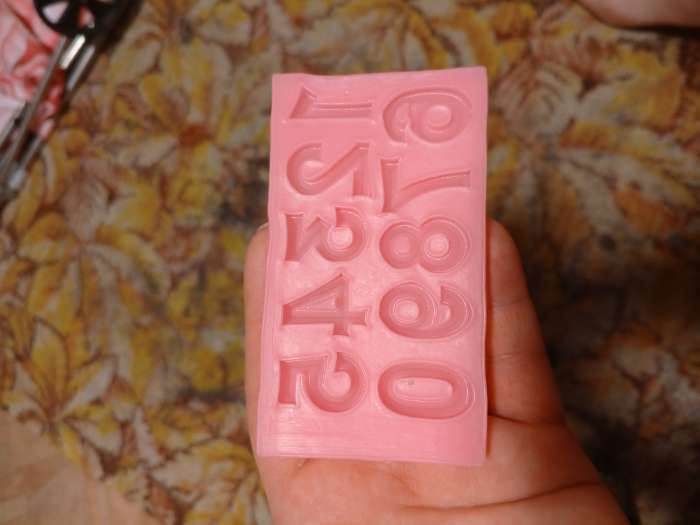 Фотография покупателя товара Молд для заливки Доляна «Цифры с объёмом», силикон, 10×5.7×0.7 см, розовый - Фото 4