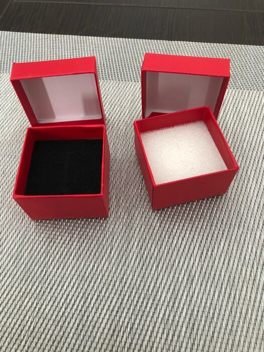 Фотография покупателя товара Коробочка подарочная под кольцо, серьги, серьги «Минимал», 5×5 см, красная - Фото 2