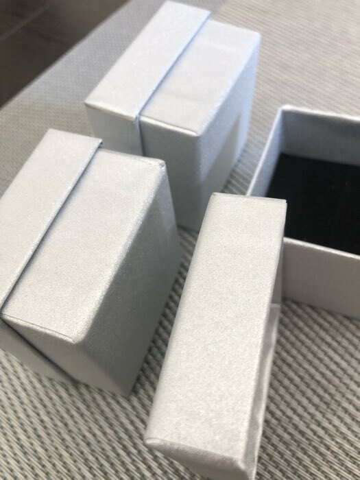 Фотография покупателя товара Коробочка подарочная под серьги, кольцо «Блеск», 5×5 см, (полезная часть 4.5×4.5 см,) цвет серебро - Фото 3