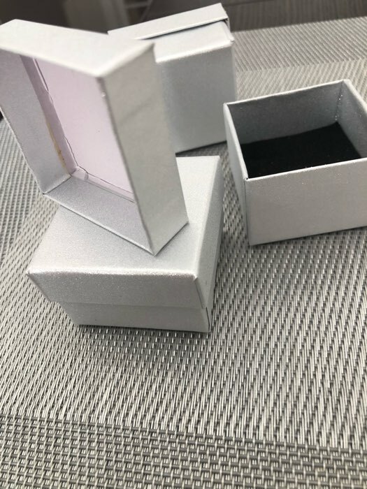 Фотография покупателя товара Коробочка подарочная под серьги, кольцо «Блеск», 5×5 см, (полезная часть 4.5×4.5 см,) цвет серебро - Фото 4