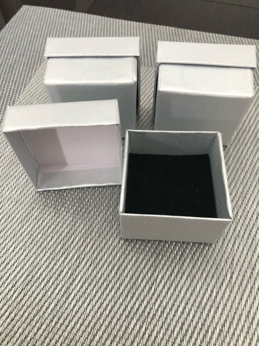 Фотография покупателя товара Коробочка подарочная под серьги, кольцо «Блеск», 5×5 см, (полезная часть 4.5×4.5 см,) цвет серебро - Фото 1