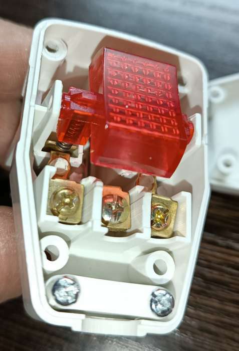 Фотография покупателя товара Вилка угловая, 16А, с з/к, с выключателем, белая, розничная упаковка