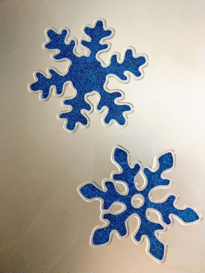 Фотография покупателя товара Наклейка на стекло "Блестящие снежинки" (набор 4 шт) 8х8,5 см - Фото 3