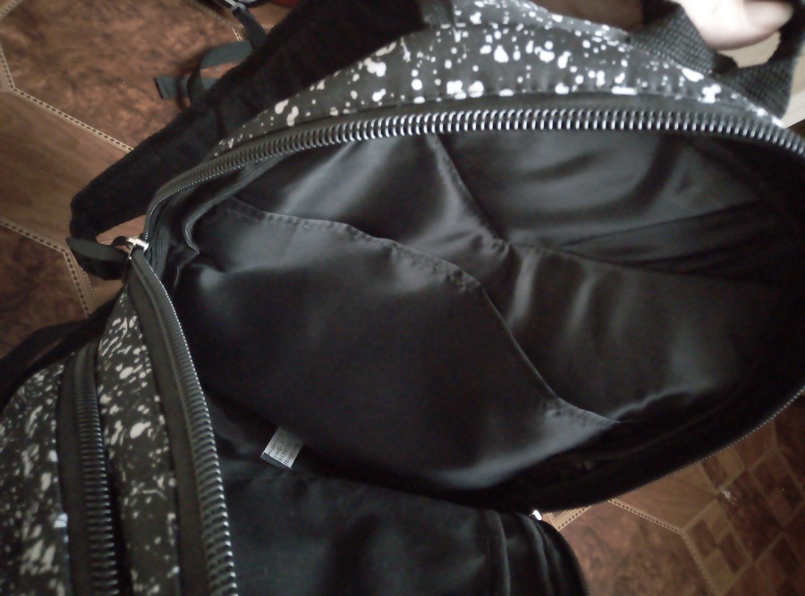 Фотография покупателя товара Рюкзак молодёжный, отдел на молнии, наружный карман, цвет чёрный - Фото 2