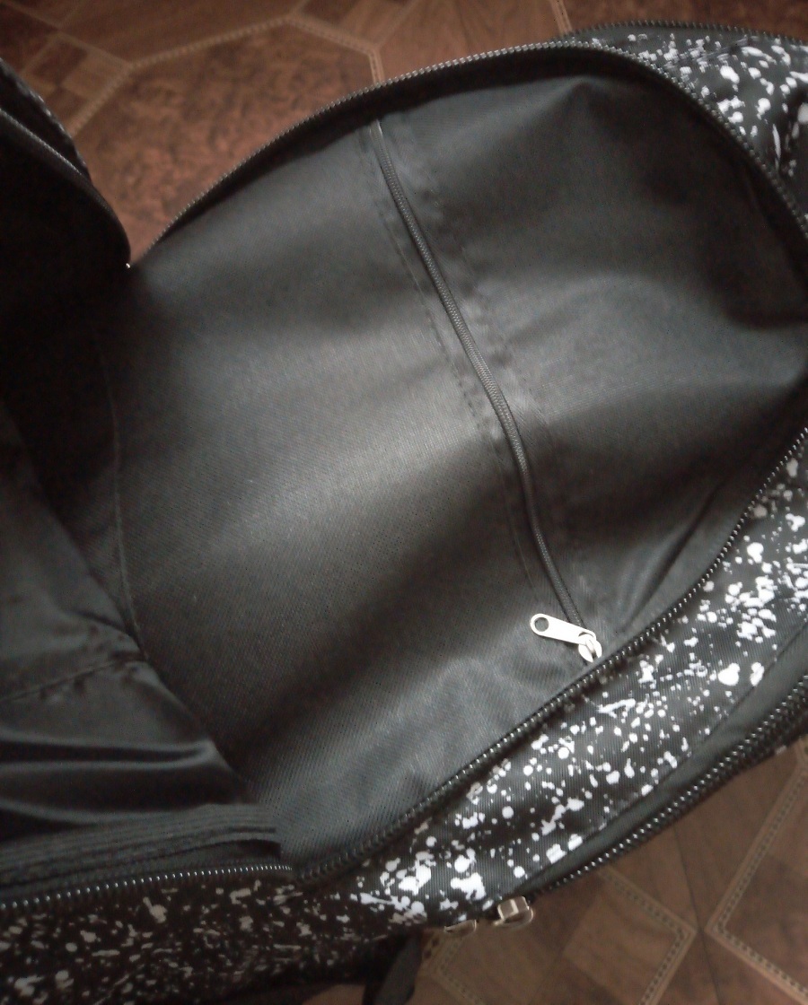 Фотография покупателя товара Рюкзак молодёжный, отдел на молнии, наружный карман, цвет чёрный - Фото 3