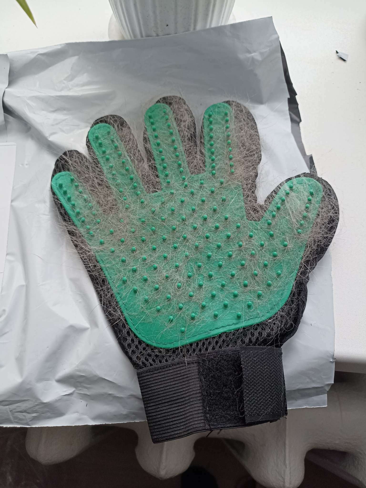 Фотография покупателя товара Перчатка - щетка для шерсти на правую руку с удлиненными зубчиками, зелёная