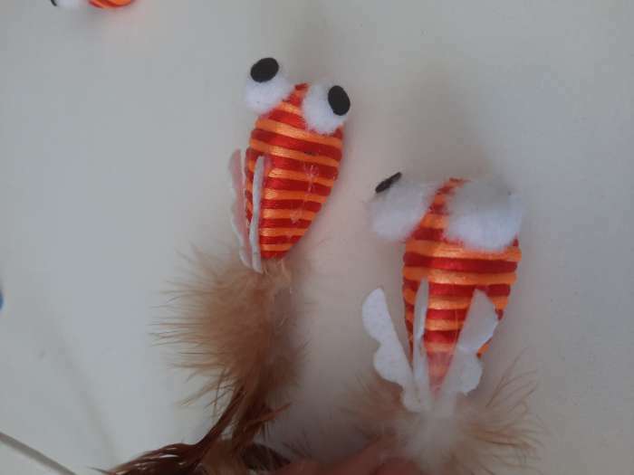 Фотография покупателя товара Игрушка для кошек "Полосатая рыба" с перьями, 5 см, оранжевая - Фото 3