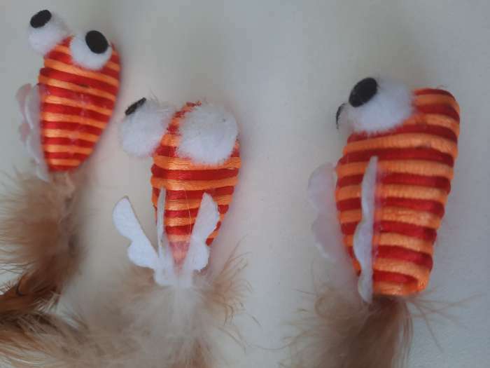 Фотография покупателя товара Игрушка для кошек "Полосатая рыба" с перьями, 5 см, оранжевая - Фото 1