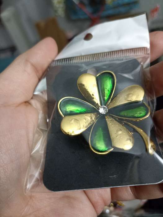 Фотография покупателя товара Брошь "Клевер" половины сердец, цвет радужно-зелёный в чернёном золоте