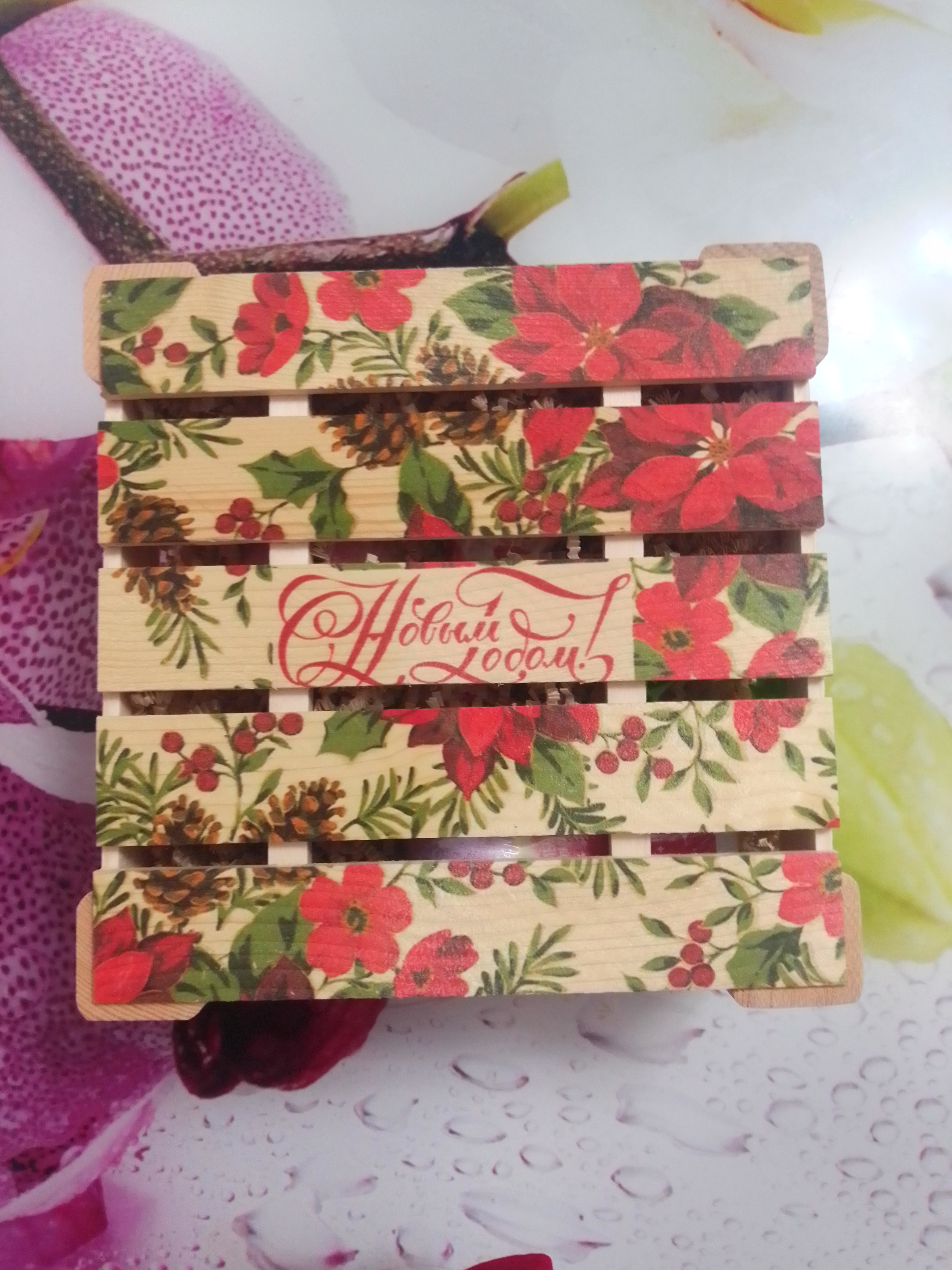 Фотография покупателя товара Подарочная коробка реечная "С Новым годом! Цветы", 20х20х9 см, с крышкой, печать - Фото 1