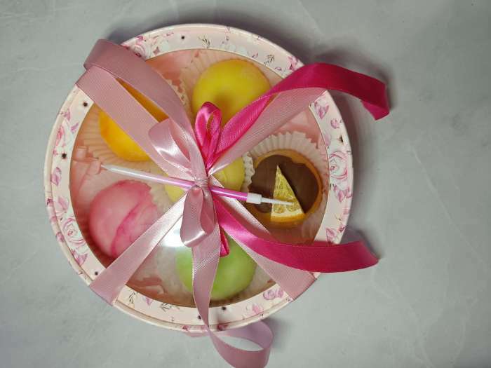 Фотография покупателя товара Коробка для макарун, кондитерская упаковка тубус с окном, «Розовые цветы» 12 х 12 х 5 см - Фото 1