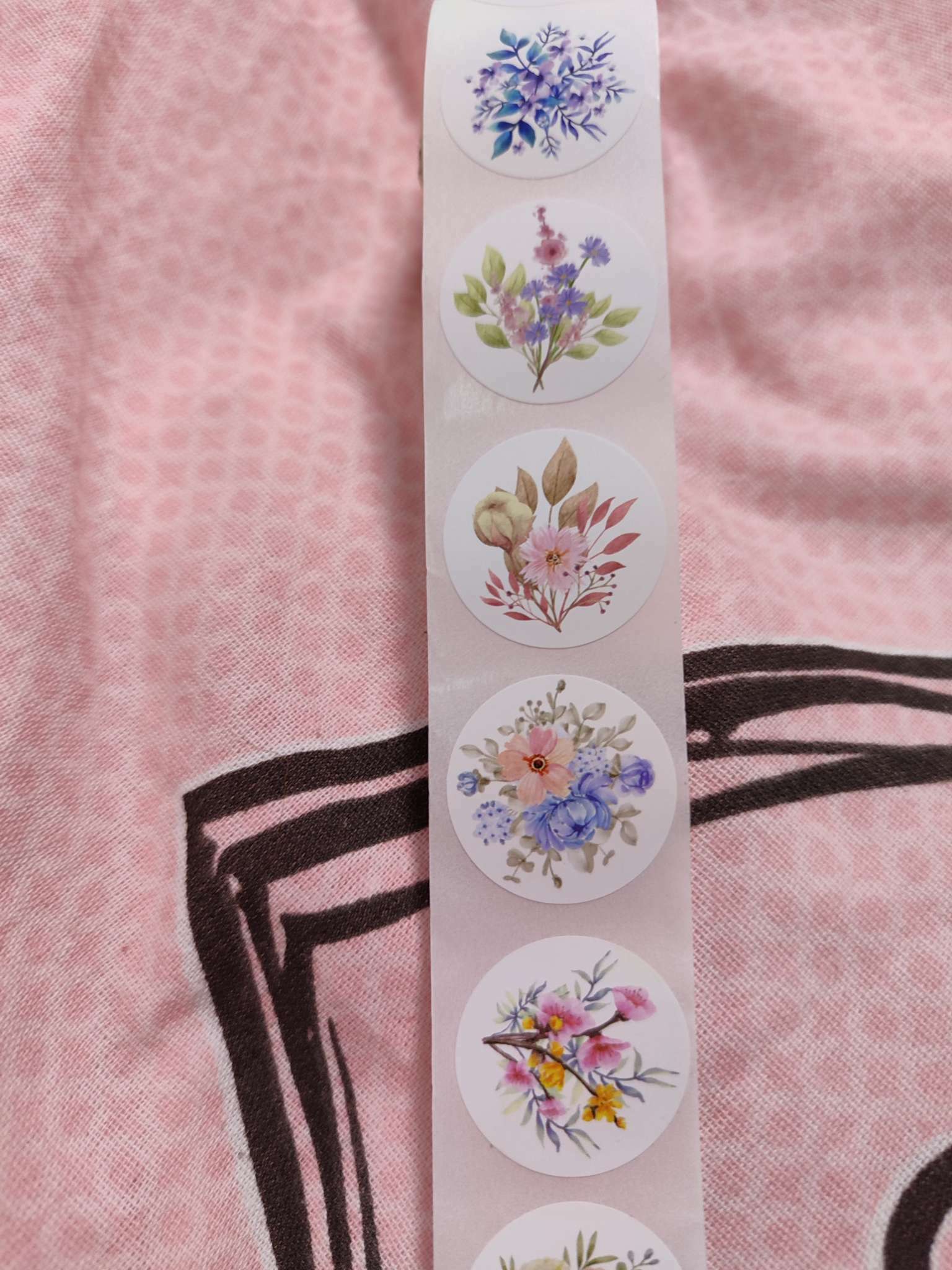 Фотография покупателя товара Наклейка бумага «Цветочные букеты», d=2.5 см, 252 шт. в рулоне - Фото 3