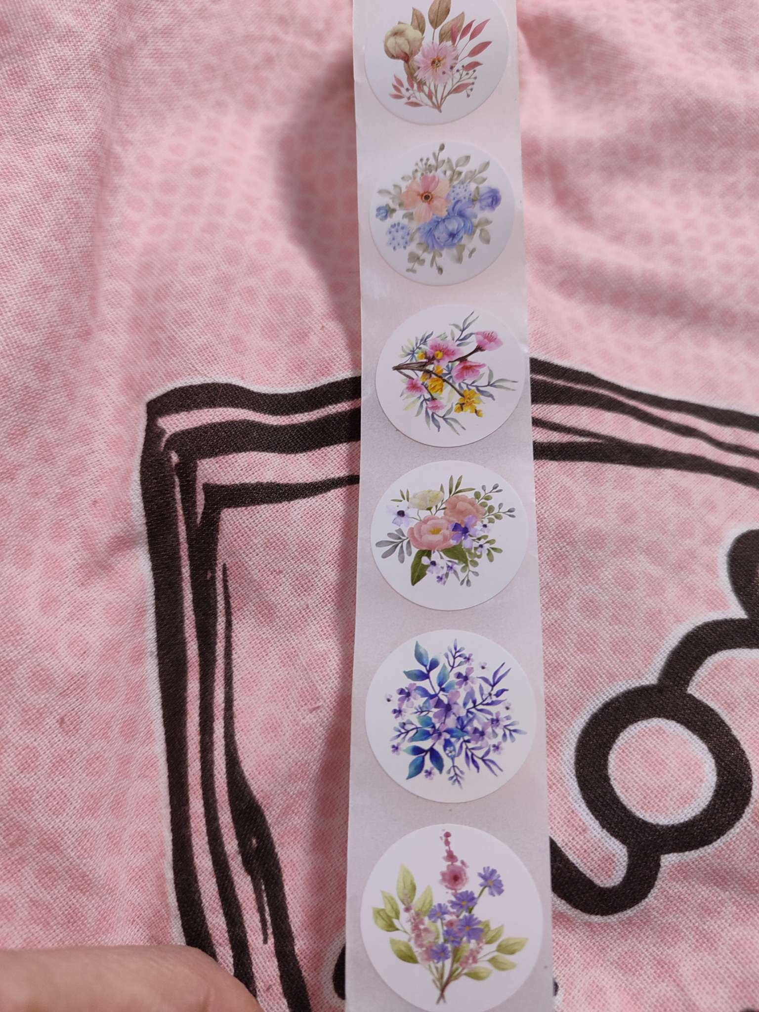 Фотография покупателя товара Наклейка бумага «Цветочные букеты», d=2.5 см, 252 шт. в рулоне - Фото 2