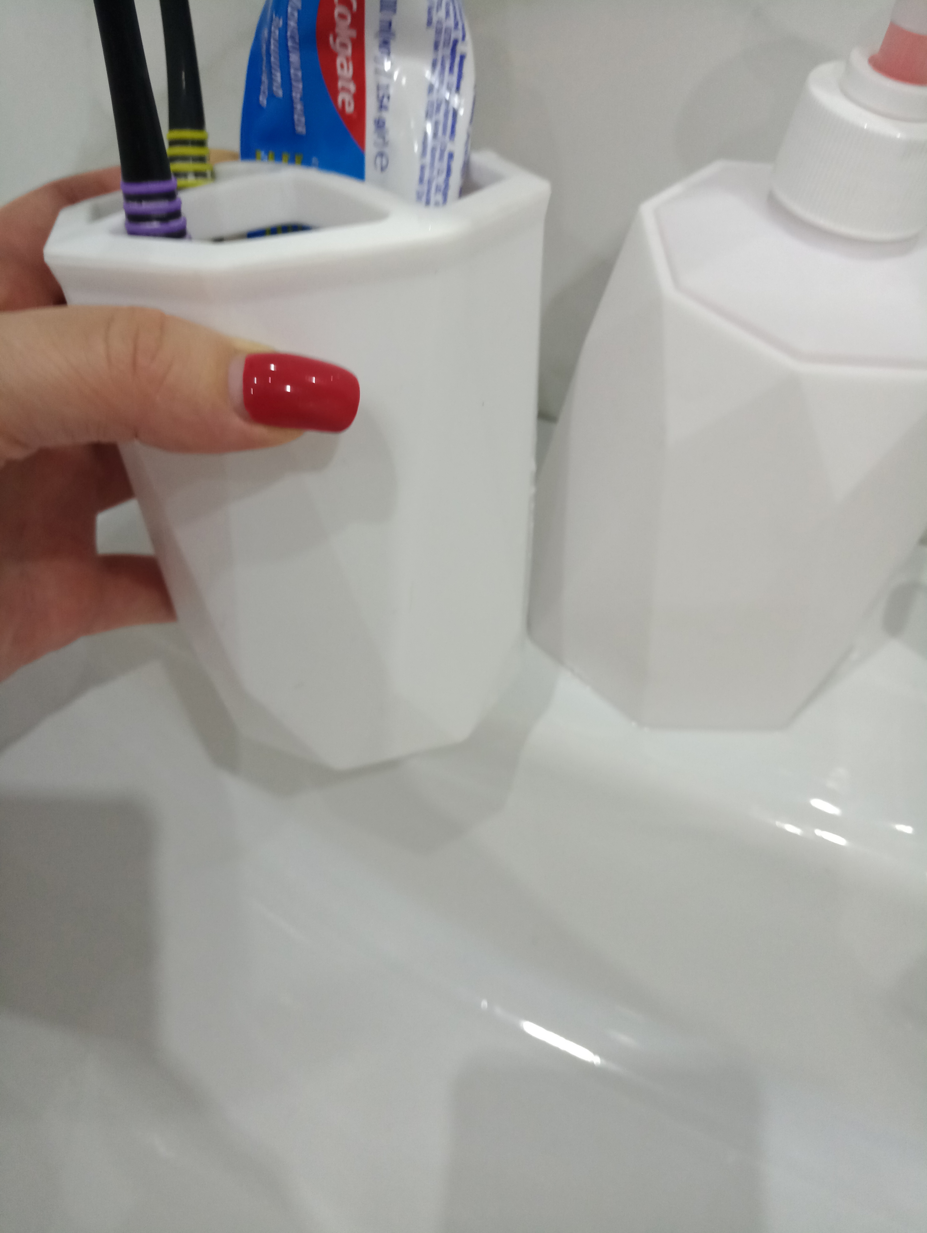 Фотография покупателя товара Подставка для зубных щёток «Призма», 9,5×9,5×11,5 см, цвет белый - Фото 2
