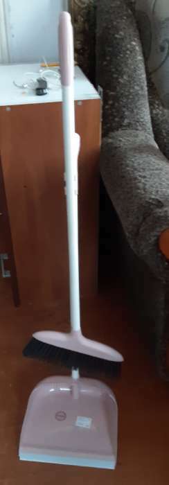 Фотография покупателя товара Щётка для пола с совком Доляна: щётка 29×84 см, совок 25×23×77 см, металлическая ручка, цвет розовый
