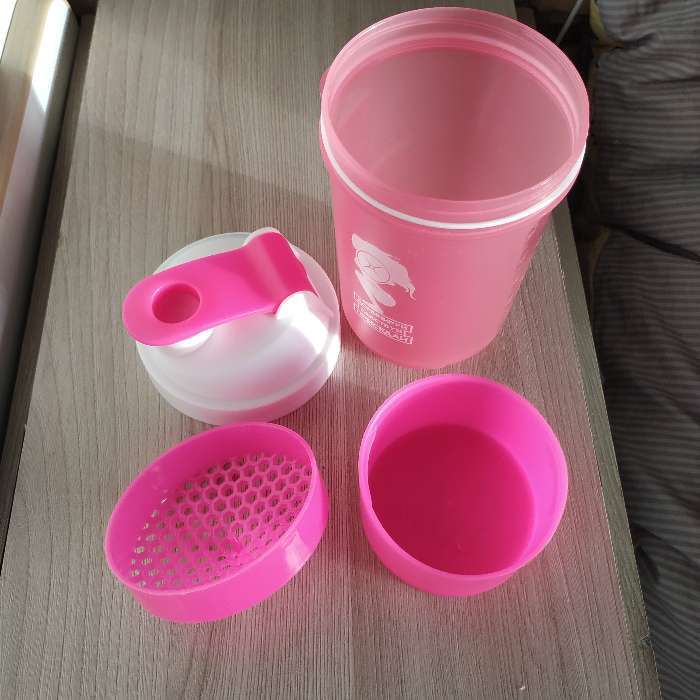 Фотография покупателя товара Шейкер спортивный «Доминируй, властвуй, приседай», розовый, с чашей под протеин, 500 мл