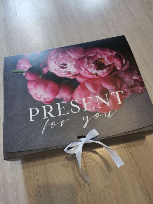 Фотография покупателя товара Коробка подарочная складная, упаковка, «Present», 31 х 24.5 х 8 см, БЕЗ ЛЕНТЫ - Фото 1