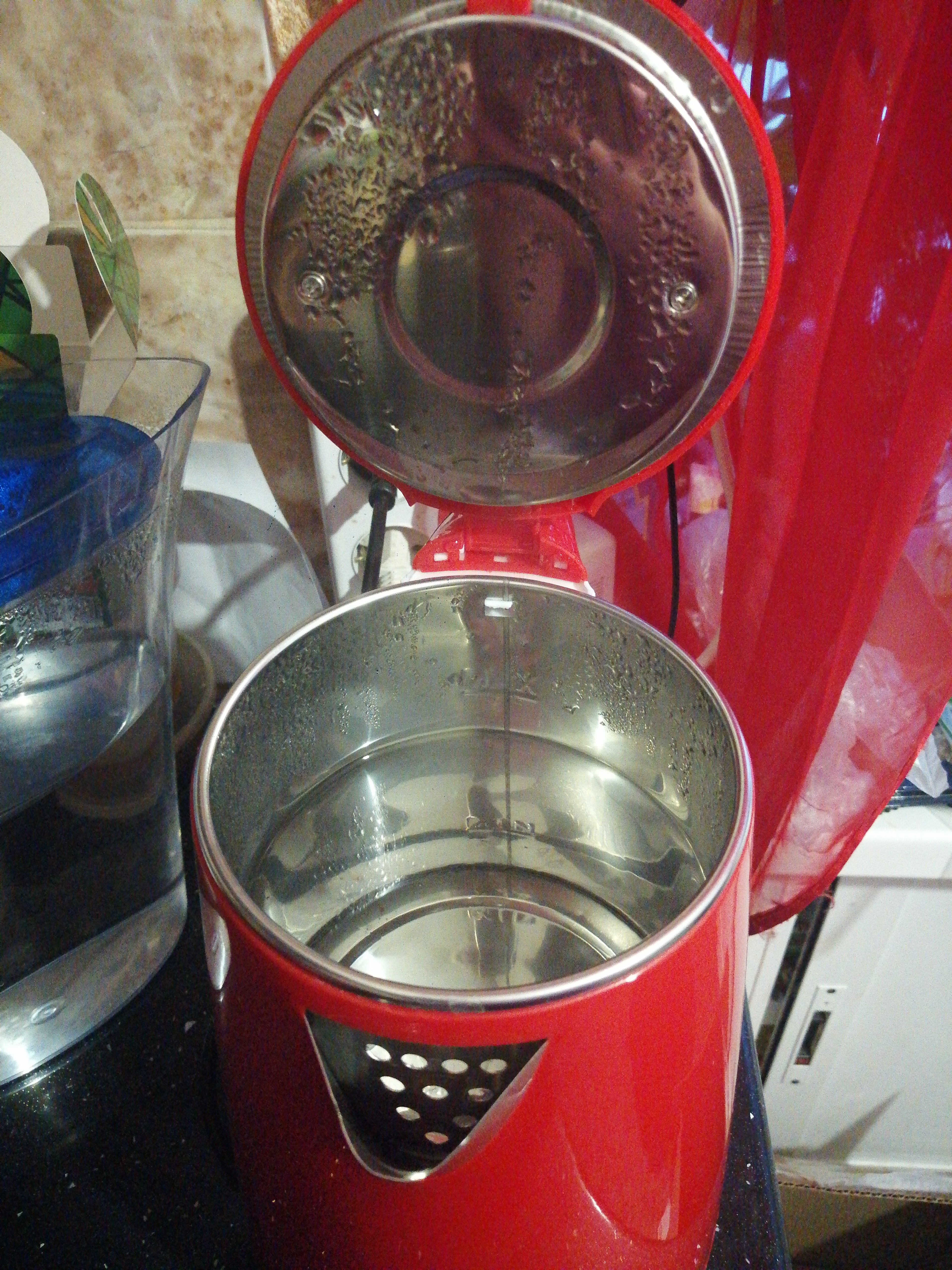 Фотография покупателя товара Чайник электрический Luazon LSK-1811, пластик, колба металл, 2.3 л, 2000 Вт, красный