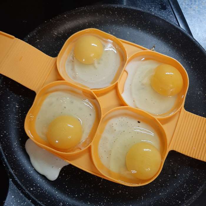 Фотография покупателя товара Форма для яичницы и блинов 4 ячейки "Квадрат", цвет МИКС